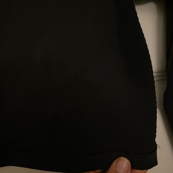 Intricate lululemon running top - Picture 4 of 4